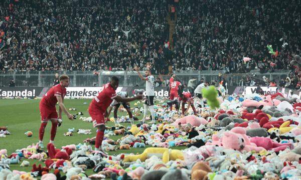 Erst warfen die Beşiktaş-Fans Stofftiere auf das Spielfeld – ein Zeichen der Solidarität mit den Erdbebenopfern. Dann forderten sie: „Regierung, tritt zurück!“ 