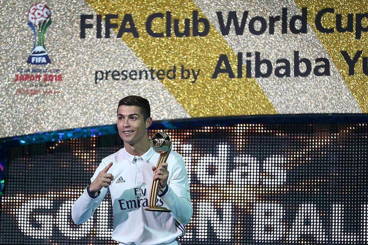 Zu Beginn der Saison 2016/17 musste Ronaldo pausieren, durfte aber bereits im Dezember den neuerlichen Sieg bei der Klub-WM feiern. In Japan erzielte der Stürmer seinen 40. Hattrick für Real Madrid.