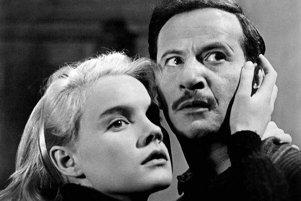 Die Tennessee Williams-Verfilmung "Baby Doll" (auf Deutsch: "Baby Doll - Begehre nicht des anderen Weib") von Elia Kazan wurde 1956 in einigen Ländern verboten. In den USA gab es gar Bombendrohungen gegen diverse Kinos. Katholiken gingen auf die Barrikaden. Was war hier der Stein des Anstroßes: Eine Dreiecksgeschichte in den Südstaaten um eine minderjährige Lolita. Nacktszenen oder Sexszenen? Fehlanzeige.