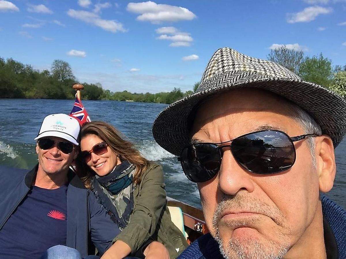 Ein prominenter Wochenendtrip: Model Cindy Crawford und Ehemann Rande Gerber statteten ihrem guten Freund George Clooney einen Überraschungsbesuch in London ab, Erinnerungsfoto vom Bootsausflug inklusive.