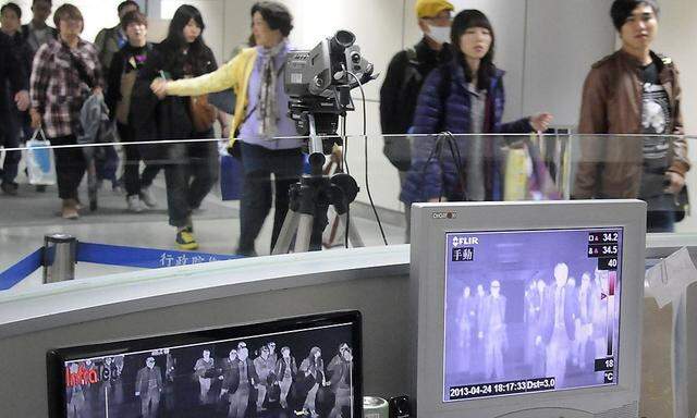 Wärmekameras am Flughafen Taoyuan in Taiwan sollen dabei helfen, erkrankte Personen zu erkennen. Die neue Vogelgrippe A(H7N9) ist erstmals außerhalb Chinas aufgetreten.