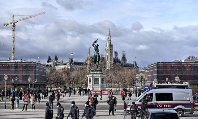 Die Polizei ist in Wien im Einsatz, viele Corona-Protestkundgebungen wurden untersagt, auch jene der FPÖ.