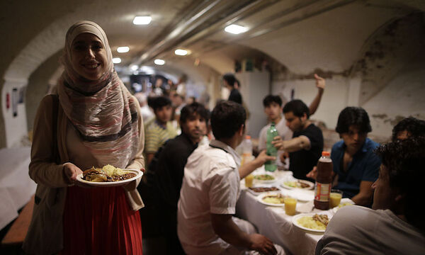 IFTAR-ESSEN DER ISLAMISCHEN GLAUBENSGEMEINSCHAFT MIT DEN FLUeCHTLINGEN IM SERVITENKLOSTER