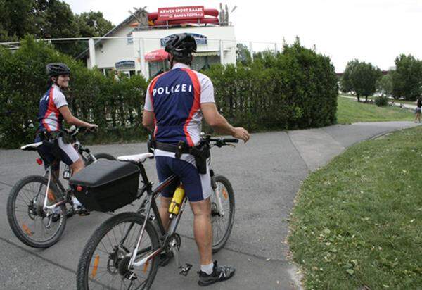 Streife auf der Donauinsel: In Floridsdorf bereiten sich Stoiber und Rittmann auf die Abfahrt vor. Die Polizisten schnallen sich den Funktionsgürtel mit Handschellen, Funkgerät und Dienstwaffe um die Taille, im Fahrradkoffer werden Schreibmaterialien, Erste-Hilfe-Set und Handschuhe verstaut – los geht es.