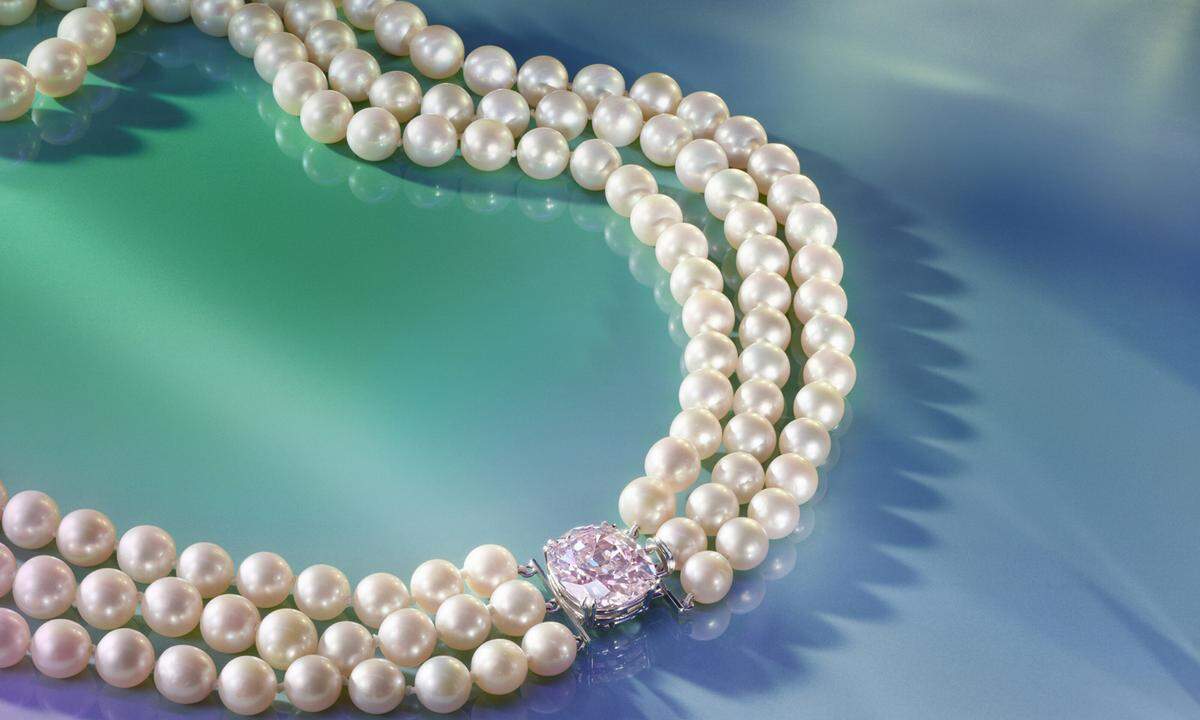 Ebenfalls von Juwelier Harry Winston gefertigt wurde die dreireihige Perlenkette mit einem elf Karat großen pinken Diamanten. Der Schätzwert beträgt 6,4 bis 9,3 Millionen Schweizer Franken (6,5 bis 9,45 Millionen Euro).     