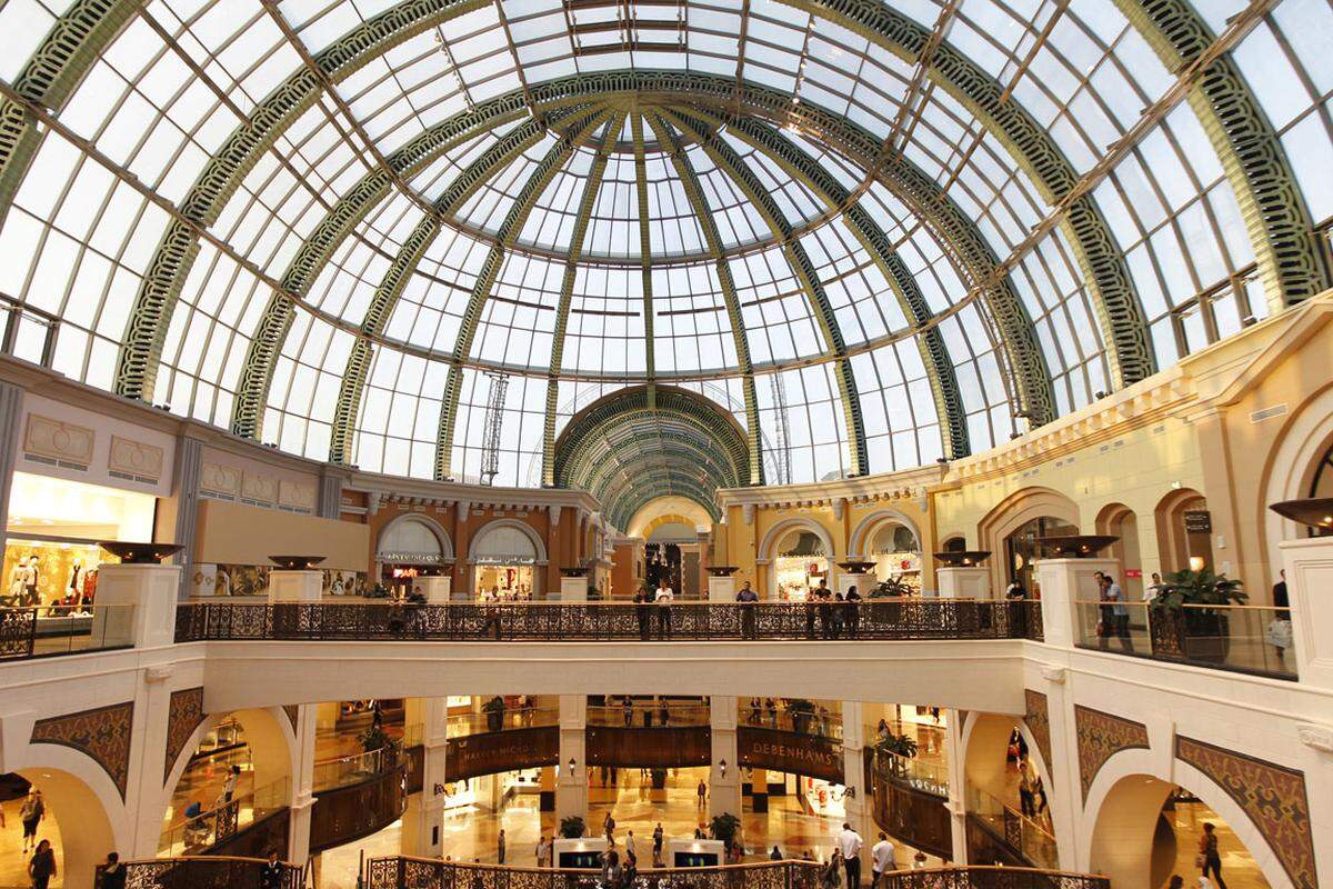 Das Einkaufszentrum in den Vereinigten Arabischen Emiraten ist bezogen auf die Verkaufsfläche mit 350.000 Quadratmetern eines der größten Einkaufszentren der Welt. Eine Attraktion der Dubai Mall ist das sich über drei Etagen erstreckende Aquarium. www.thedubaimall.com  