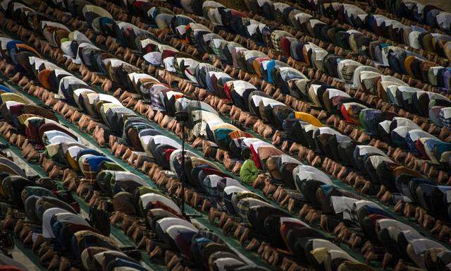 Gläubige Muslime feiern den Beginn des Ramadan.