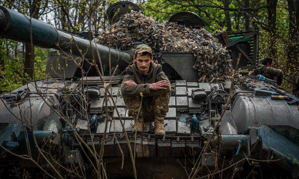 Ukrainischer Panzersoldat bei Bachmut, er sitzt auf den kachelförmigen reaktiven Panzerungselementen auf der Frontseite. 