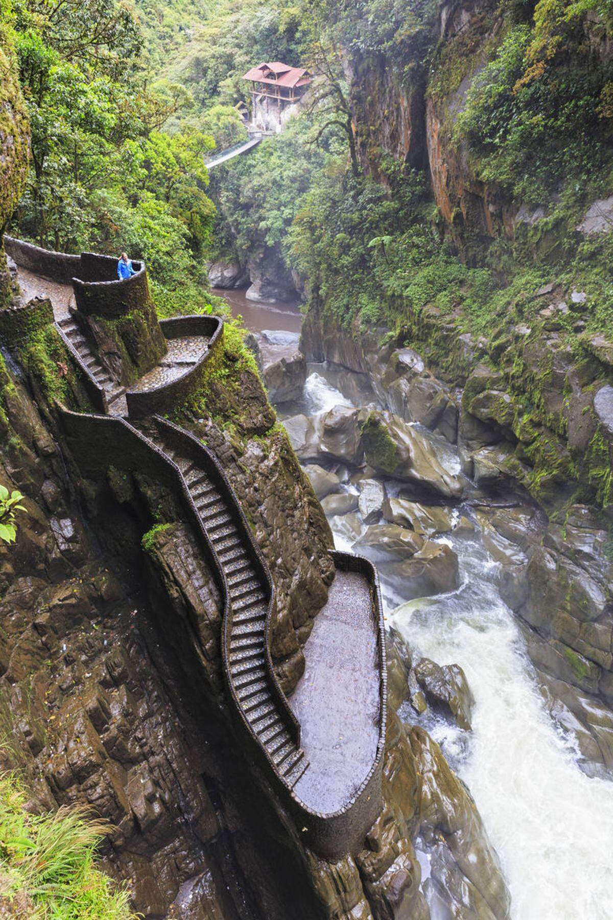 Wie viele Treppen man steigen muss, um den Wasserfall in Ecuador zu besteigen, ist nicht bekannt. Jedenfalls geht es 80 Meter nach oben. Festes Schuhwerk ist von Vorteil, denn die Treppen sind besonders rutschig.