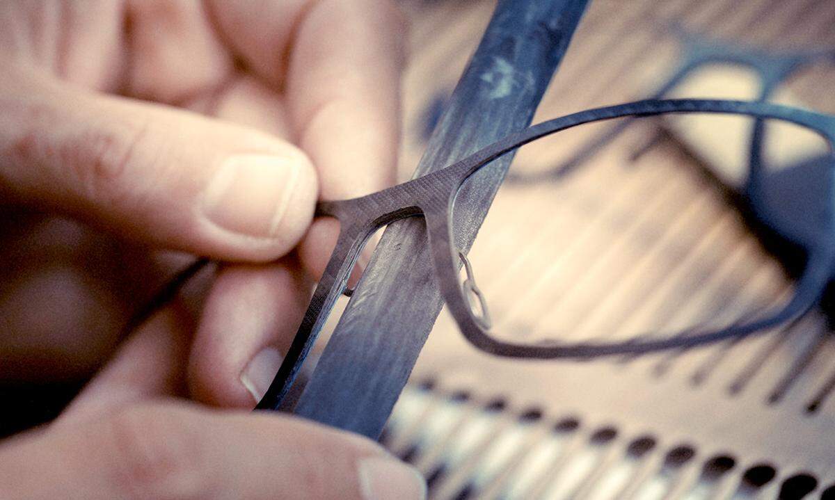 Bis zu 39 Komponenten hat eine Brille. Diese werden händisch zusammengestellt.