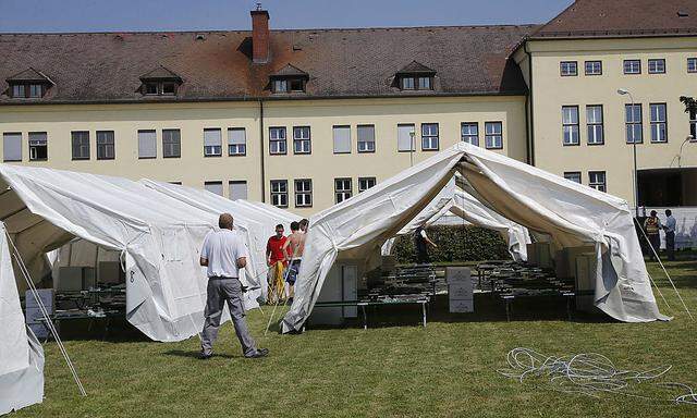 Kärnten: Erste Asylwerber in Zelte gezogen