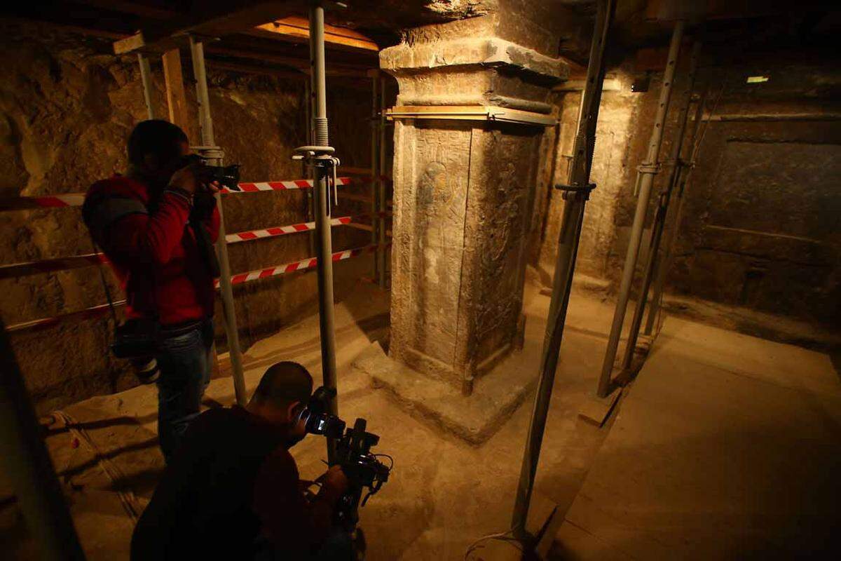Die Grabkammer des berühmten Pharaos wurden bereits geschlossen, da die Feuchtigkeit vom Atem der Besucher den Zustand des Bauwerks stark verschlechtert hatte. Mittlerweile kann man sich nur mehr eine exakte Replik ansehen.