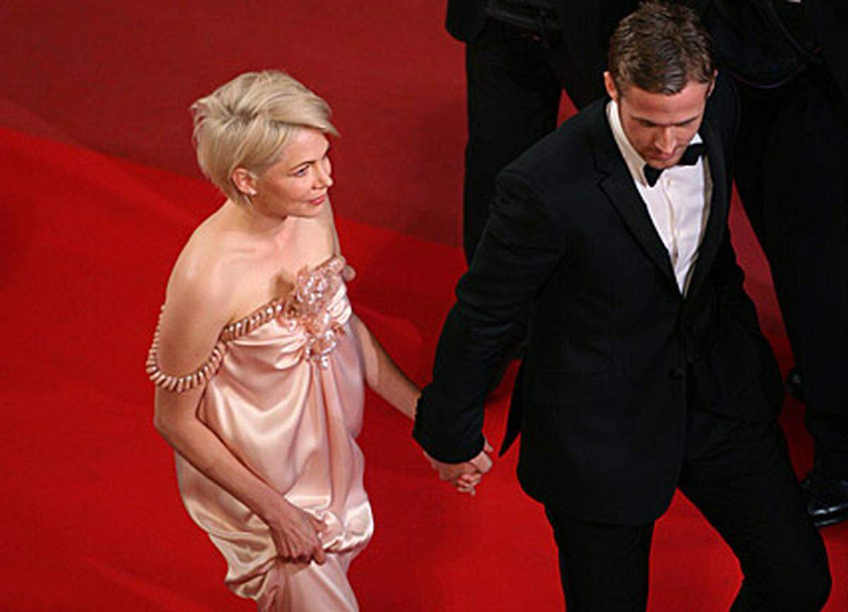Schauspielerin Michelle Williams zeigte sich am roten Teppich Händchen haltend mit dem Kanadier Ryan Gosling. Sie spielen in "Blue Valentine", der in Cannes in der Nebenschiene Un Certain Regard gezeigt wird, ein Liebespaar.