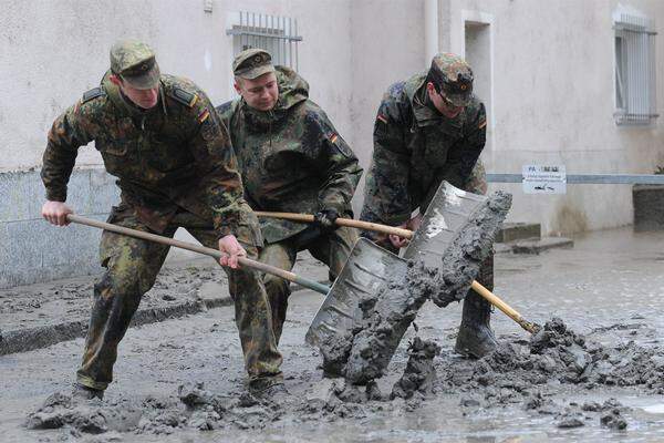 Die deutsche Bundeswehr ist in Passau eingesetzt um den Schlamm von den Straßen zu bekommen.