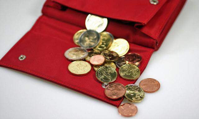 rotes Portemonnaie mit Muenzen - red purse with coins