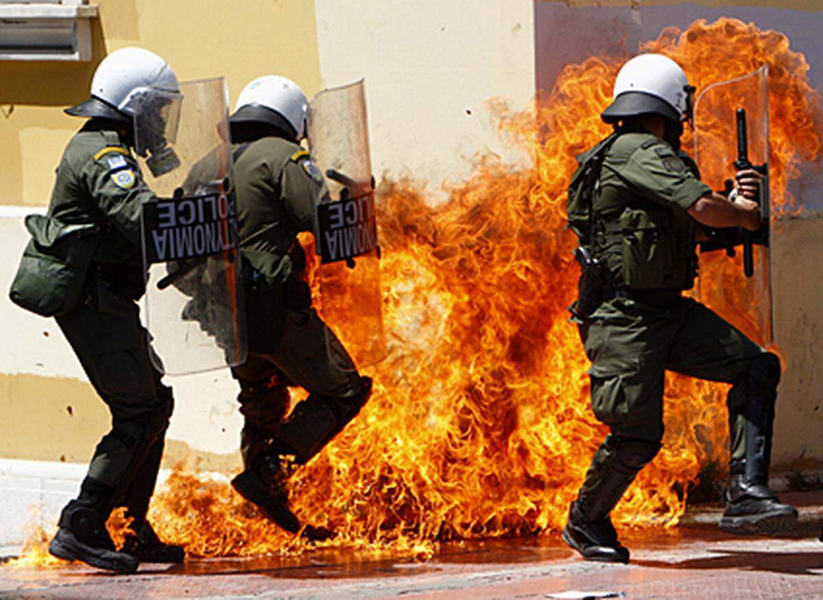 Auch Benzinbomben sind in der griechischen Hauptstadt bei den Protesten hochgegangen.