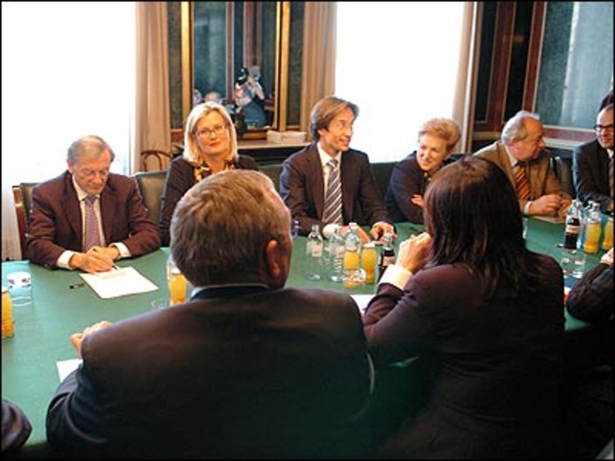 Zweite Runde der Koalitionsgespräche: SPÖ und ÖVP setzen zehn Arbeitsgruppen ein. Bis 27.10. soll es einen Kassasturz geben.