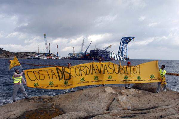 Schettino, der nach dem Unglück fast sechs Monate lang unter Hausarrest verbracht hatte, wird mehrfache fahrlässige Tötung, das vorzeitige Verlassen des Schiffes während der Evakuierungsaktion sowie Verursachung von Umweltschäden vorgeworfen. Zu den Beschuldigten zählt auch der oberösterreichische Vizepräsident der Costa Crociere, gegen den wegen des Verdachts der Beihilfe zur fahrlässigen Tötung ermittelt wird.