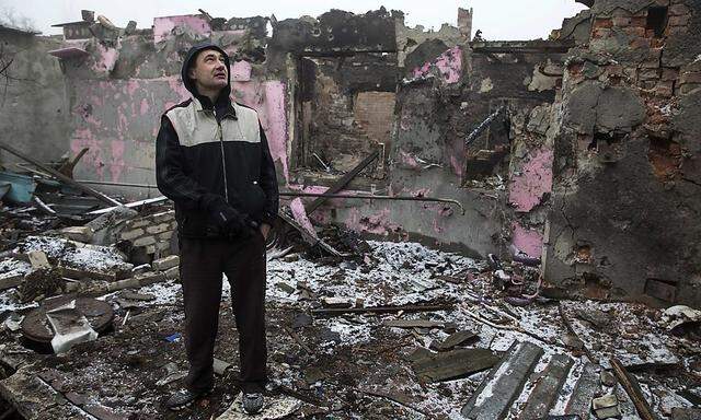 Fyodor Guban steht in der Ruine seines Zuhauses in der Umgebung des Flughafens von Donezk.