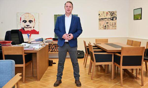 SPÖ-Vorsitzender Andreas Babler in seinem Büro in Traiskirchen. Bürgermeister will er vorerst bleiben.
