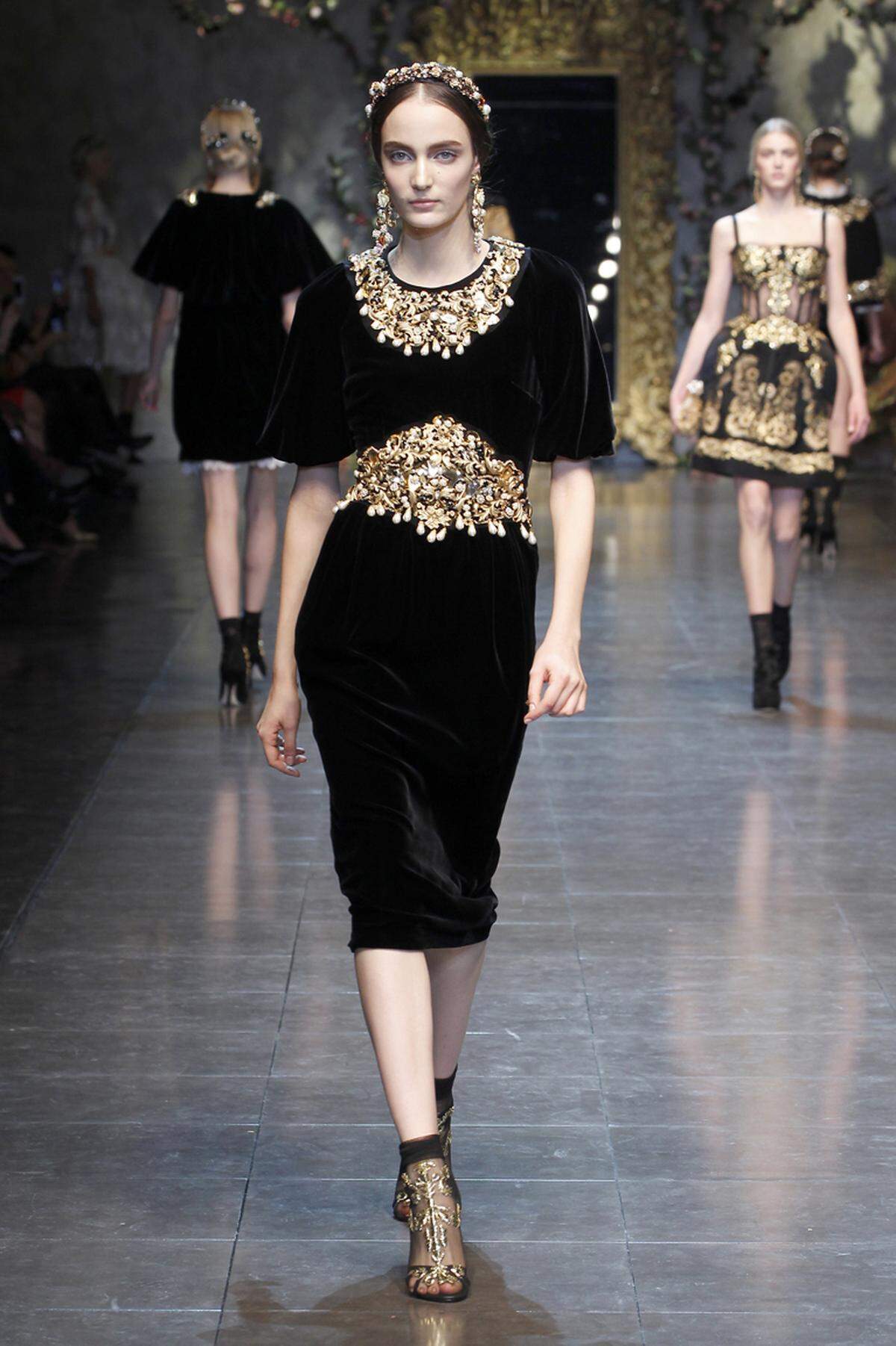 Luxuriös und glamourös ist diese Version von Dolce & Gabbana mit Goldschmuck.