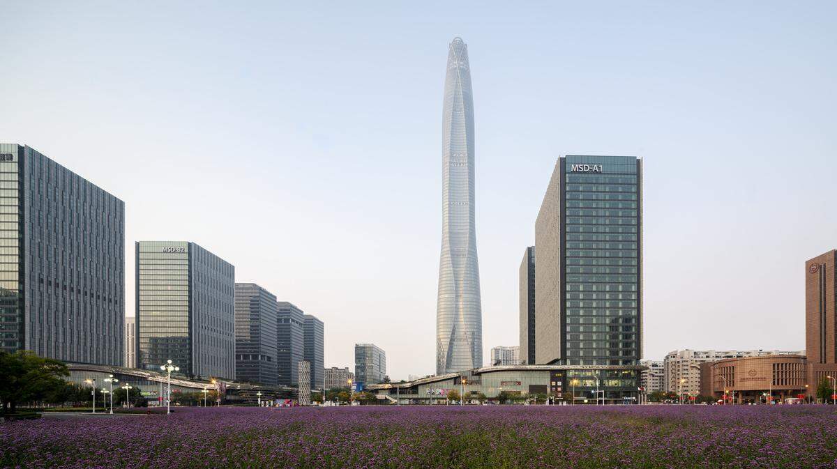 Für den Bau des viertplatzierten Wolkenkratzers zeichnen mehrere Architekturbüros verantwortlich: Skidmore, Owings &amp; Merrill; East China Architectural Design &amp; Research Institute Co. Ltd.; Ronald Lu &amp; Partners.