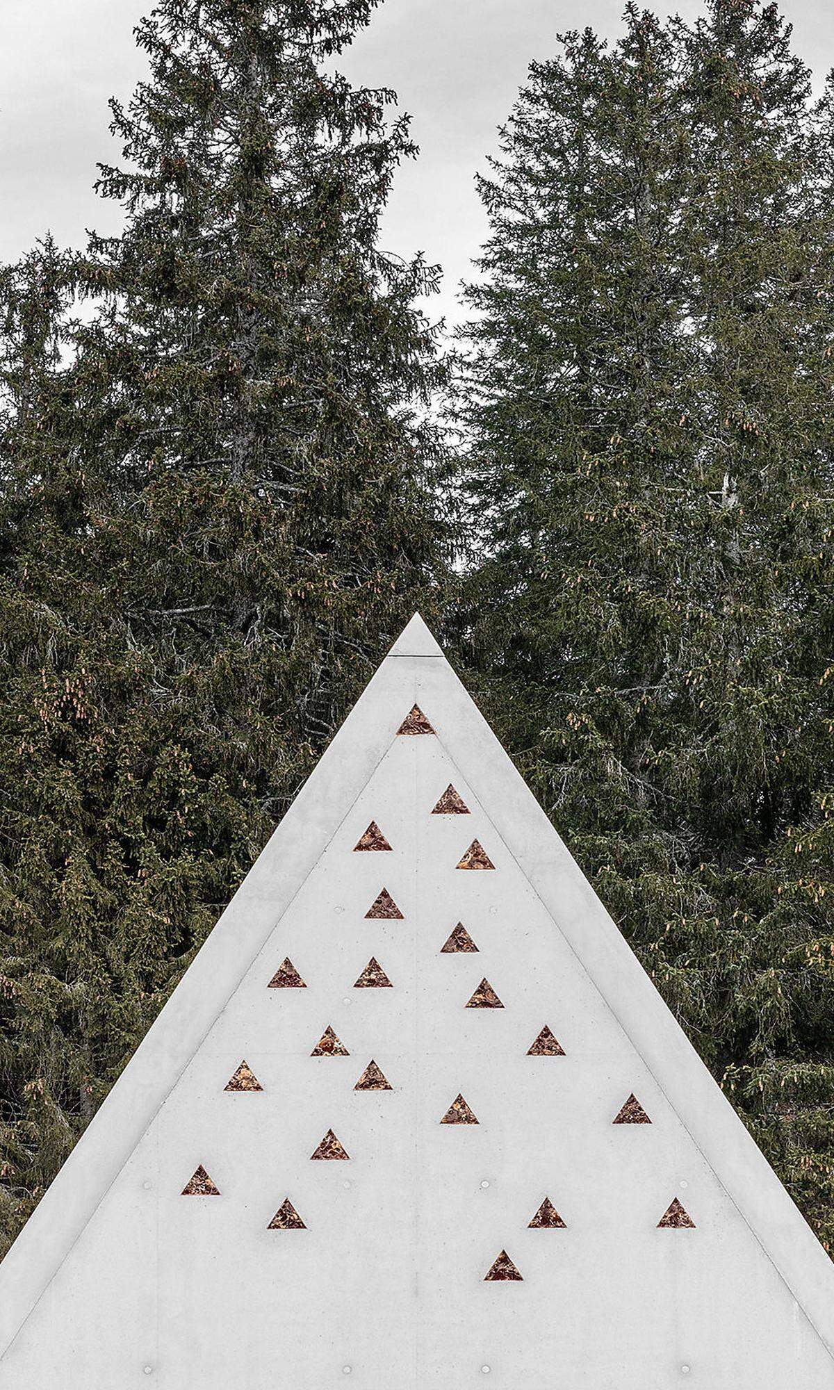 Geplant von pedevilla Architekten (mit willeit architektur) in Form einer Zinne - oder eines Berggipfels? - dient es als Info-Point, Ausstellungsraum und Schutz für Wanderer vor Regen, Schnee oder Sturn.  