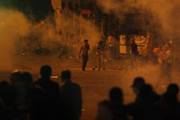 Es kommt zu heftigen Auseinandersetzungen mit den Sicherheitskräften. Die Demonstranten zünden Autos an, die Polizei setzt Tränengas ein und gibt Warnschüsse ab.