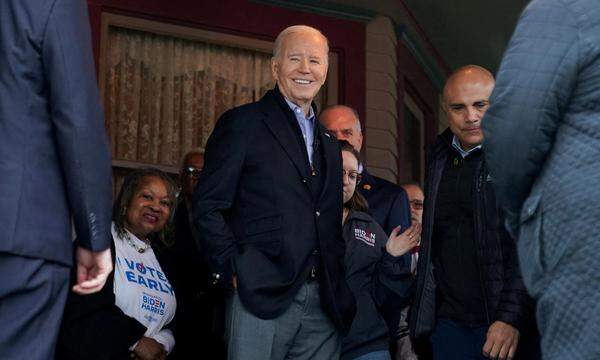 US-Präsident Joe Bidenmacht sich über Sorgen wegen seines hohen Alters und gelegentlicher Aussetzer bei öffentlichen Auftritten lustig.
