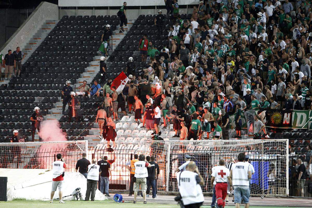 Rapid verbindet eine Fan-Freundschaft mit PAOK-Kontrahent Panathinaikos. Fans des Athener Clubs durften den Sektor der rund 700 grün-weißen Anhänger im Stadion allerdings nicht betreten. Dort waren ausschließlich Personen mit österreichischem Reisepass erlaubt.
