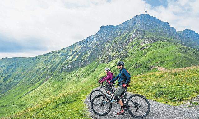 Eine mehrtägige Radtour durch die Kitzbüheler Alpen: Steile Abfahrten folgen der Anstrengung bis zum Panoramablick (hier: Kitzbüheler Horn).