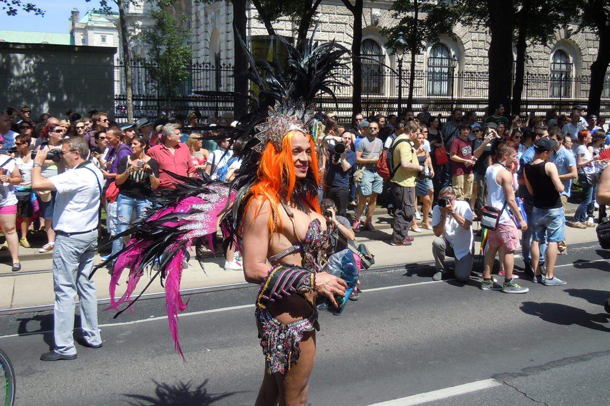 >>Mehr Bilder von der 18. Regenbogenparade