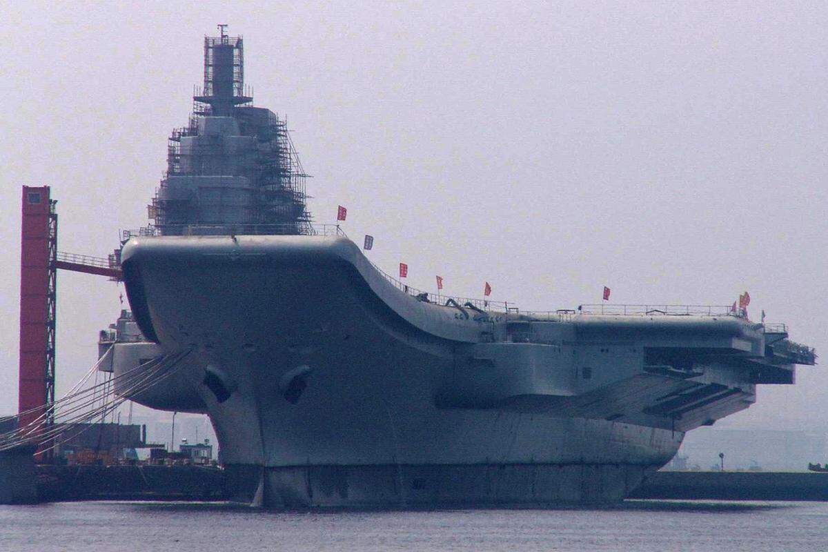 Chinas erster Flugzeugträger ist im Grunde ein Schiff, das in den 1980ern in der UdSSR als „Riga“ gebaut und 1988 in "Varyag" umgetauft wurde. Wegen des Falls der UdSSR wurde es in seiner Werft an der ukrainischen Schwarzmeerküste nie ganz fertig.