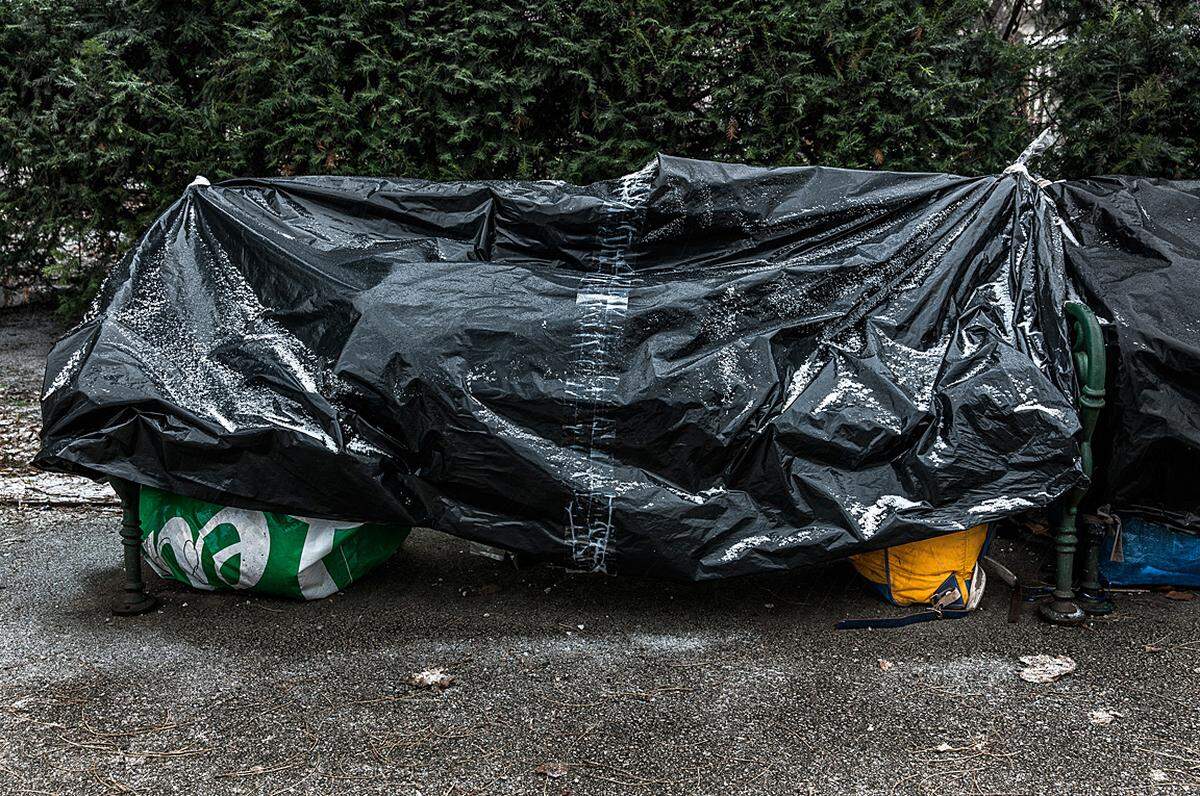 "Sie haben mir Fotos aus ihrem bürgerlichen Leben gezeigt, von ihren Partnerinnen, ihrer Kinder, dem Hund oder dem Haus. Zerknittert, verblichen und abgegriffen", so der Fotograf. Foto: Lukas Ilgner "Shelter" 