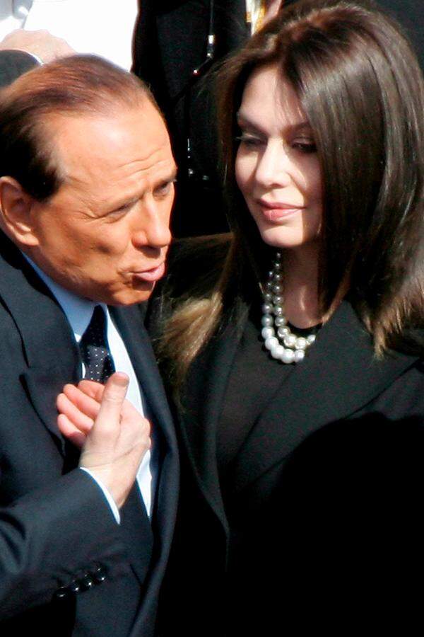 Das Liebesleben von Italiens Ex-Regierungschef Silvio Berlusconi beschäftigt nicht nur die Boulevardmedien, sondern auch die Gerichte. Der zweimal geschiedene 77-Jährige soll die damals Minderjährige "Ruby" für Sex bezahlt haben.
