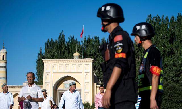 Chinesischer Überwachungsstaat. Polizisten auf Patrouille bei der Id-Kah-Moschee in der Stadt Kashgar.