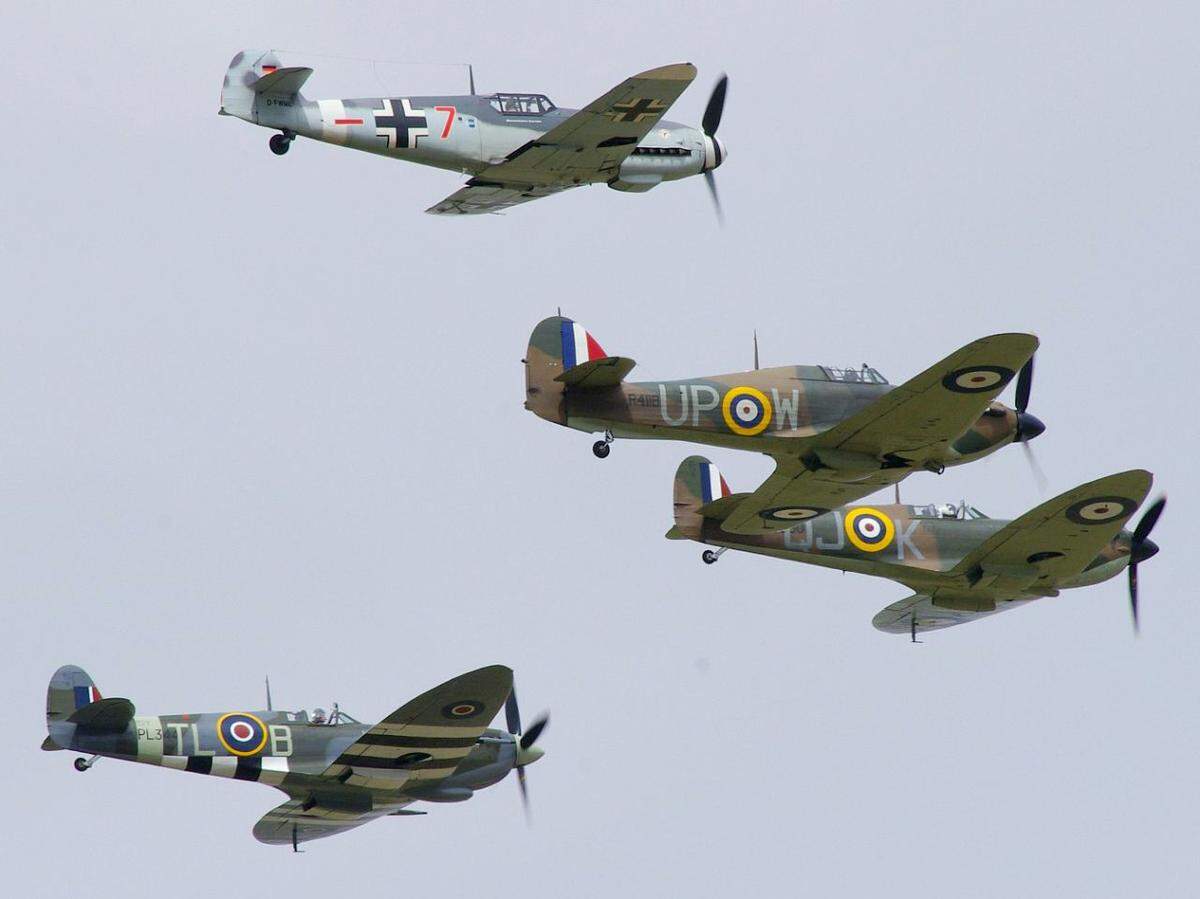 Hier im Verband mit zwei Supermarine Spitfires und einer Hawker Hurricane eine Messerschmitt Bf 109 G (im Bild oben).