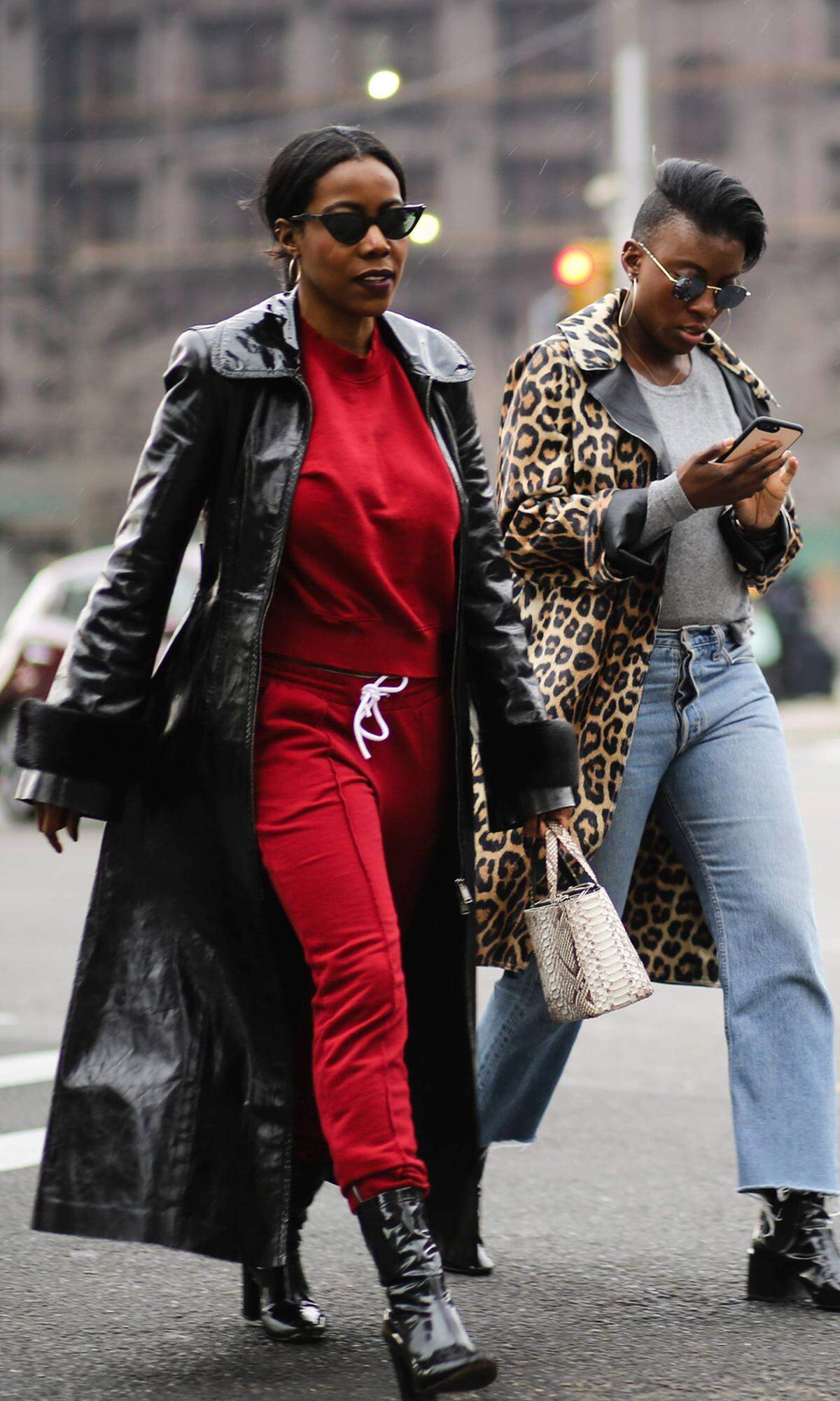 Tiffany Ried, Senior Fashion Editor der Cosmopolitan, liebt Kontraste. Auf den Straßen von Paris sieht man sie im schwarzen Ledermantel und Stiefel, darunter ein Zweiteiler in Rot.