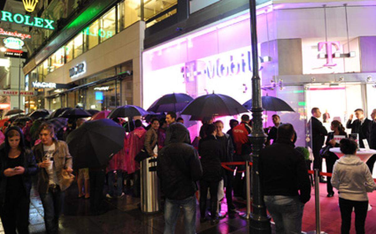 Der heftige Regen schreckte die Apple-Fans nicht davon ab, stundenlang vor dem T-Mobile-Store in der Kärnter Straße zu warten. Sie trotzten dem Wetter mit Kaffee, Bier, Wein und Regenschirmen, die T-Mobile an seine zukünftigen iPhone-4-Kunden austeilte.Im Gegensatz zu ihnen musste ein gewisser Prominenter nicht warten (Siehe Bild 17 und 18).