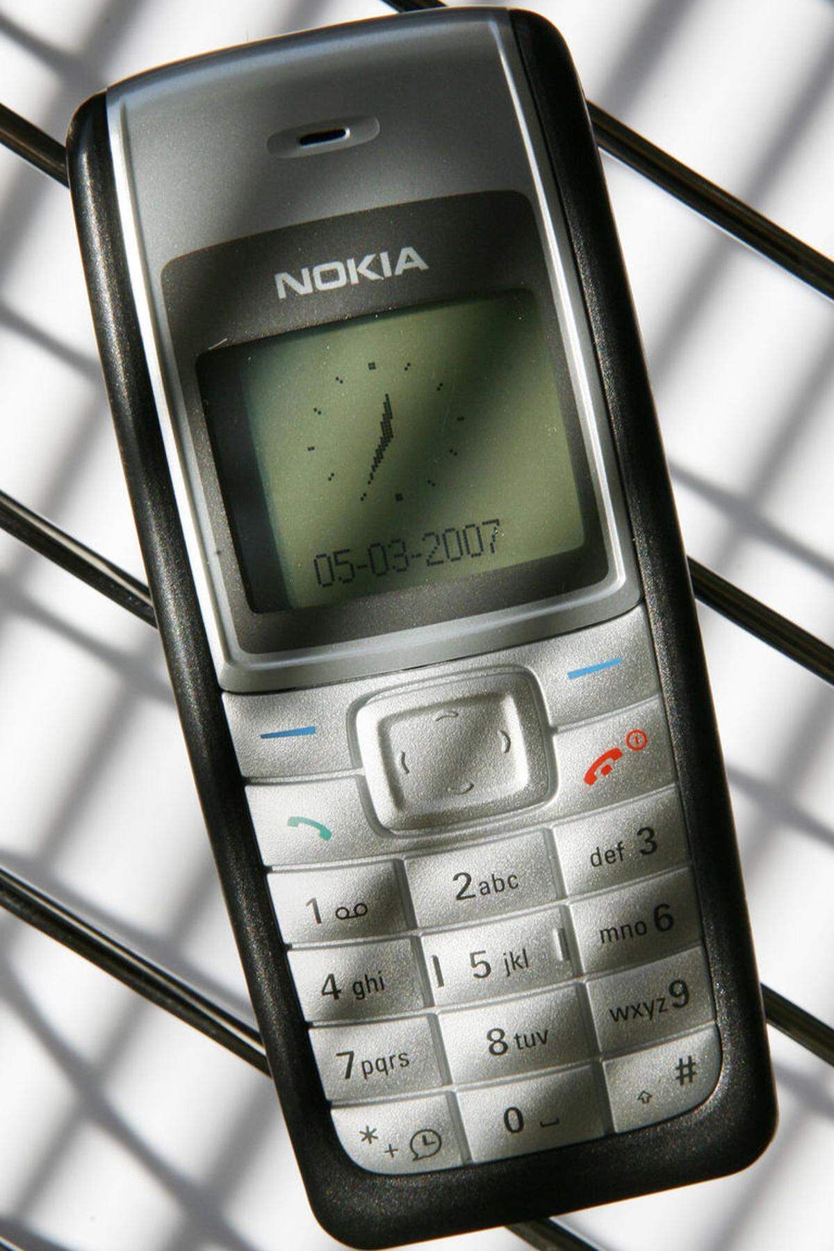 Das Nokia 1100 ist das erfolgreichste Mobiltelefon aller Zeiten. Nokia konzipierte es bewusst einfach für den Verkauf in Entwicklungsländern. Es hatte wenige Extras und galt schon 2003 als veraltet, war aber ideal für den "Outdoor"-Betrieb. 200 Millionen Mal wurde es verkauft - im Jahr 2007 sogar mit dem Rekord von 1 Million Stück pro Woche.