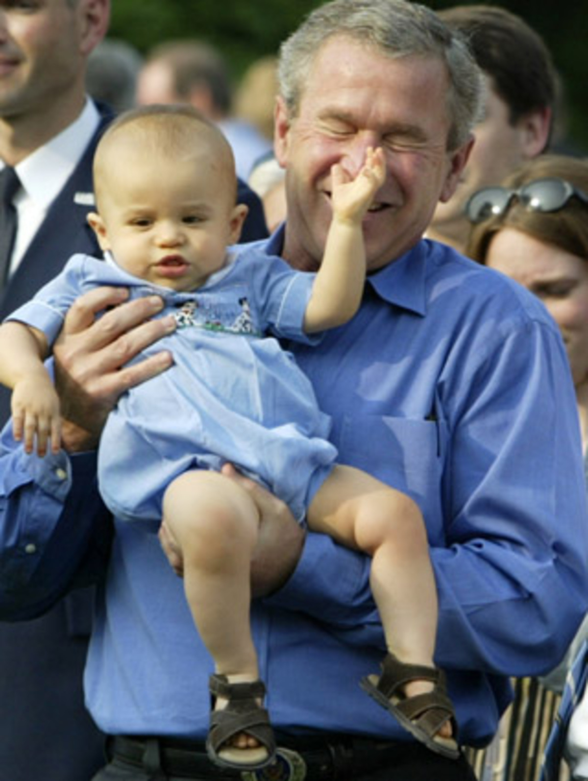 Das tut der Motivation keinen Abbruch: George W. Bush versuchts nochmal - auch diesmal ist das Resultat auch eher skurril als staatsmännisch.