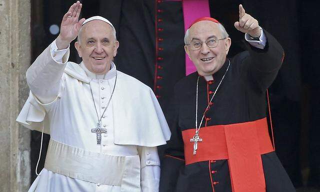 Papst Franziskus mit dem Generalvikar von Rom bei seiner Ankunft in der Basilika Santa Maria Maggiore.