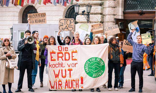 Aktivistinnen von "Fridays For Future" am Dienstag, den 16. Mai vor der Hofburg. 