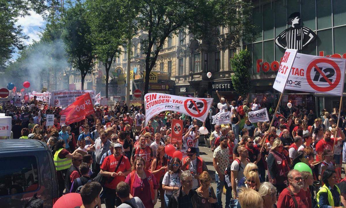 Die Gewerkschaft rief am Samstag zur Demonstration gegen die Ausweitung der Höchstarbeitszeit auf. Zehntausende marschierten in Wien vom Westbahnhof bis zum Heldenplatz. Die Polizei ging am späten Nachmittag von bis zu 80.000 Teilnehmern aus.