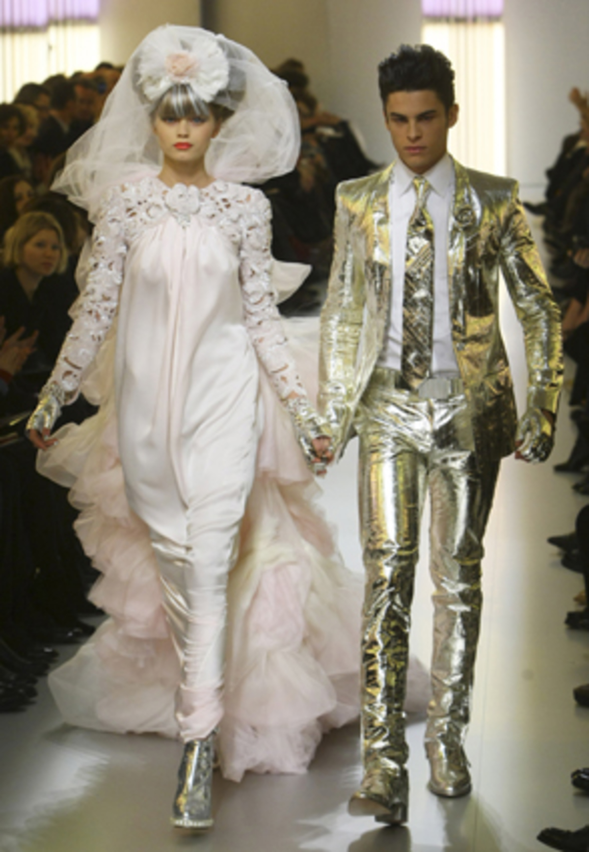 Wer in Chanel Haute Couture (im Bild) vor den Traualtar treten will, muss entweder zu den oberen Zehntausend gehören, Promistatus haben oder sich einen reichen Mann angeln. Im Bild: Frech und unkonventionell, das obligatorische Brautpaar am Ende des Haute Couture Défilés von Chanel. Mit so einem Goldstück an seiner Seite ist die goldene Hochzeit in 50 Jahren ja schon fast vorherbestimmt.