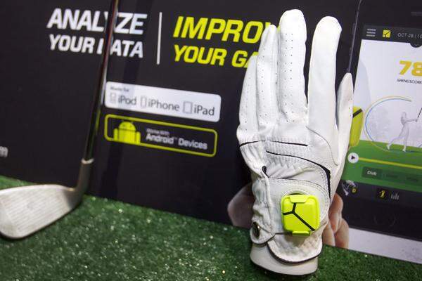 Der "Zepp"-Sensor lässt sich an einem Handschuh montieren und zeichnet dann den Schwung eines Golf-, Tennis, oder Baseball-Spielers auf. Ziel ist die Analyse und Verbesserung des Schwungs.