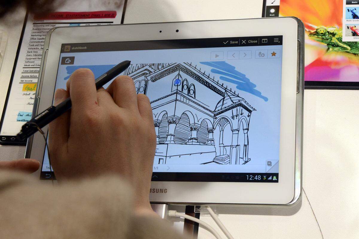 Das ist in erster Linie die Idee des digitalen Notizblocks. Damit geht auch das Revival des Stylus einher. Touchscreens sind mittlerweile so weit, dass es sich mit der richtigen Software tatsächlich zeichnen und schreiben lässt. Ganz so, wie die grafisch kunstvoll ausgeführten Beispiele auf den Vorführgeräten gelingt es in der Regel nicht, aber es ist schließlich noch kein Meister vom Himmel gefallen. Am 10.1er ist die Verzögerung gerade beim Schreiben noch einmal geringer als beim Vorgänger und am größeren Display haben auch tatsächlich Notizen Platz, die aus mehr als ein bis zwei Wörtern bestehen.