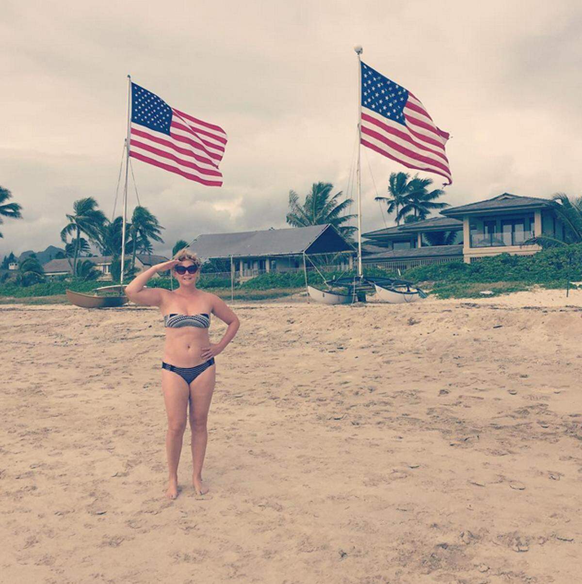 Comedian Amy Schumer steuerte auf Instagram auch ein Bikini-Foto bei.