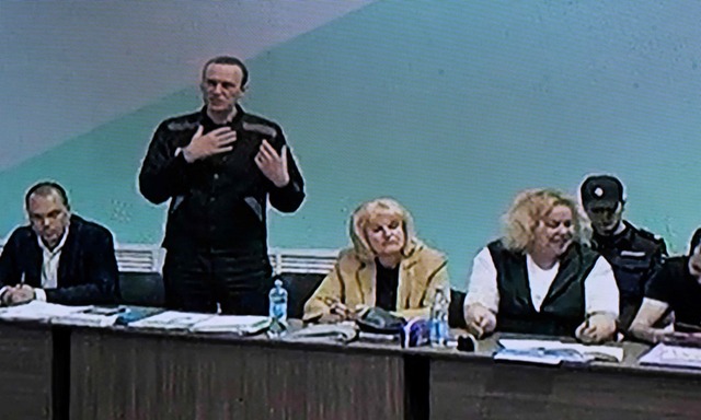 Nawalny (stehend) beim Prozess in der Strafkolonie, rund 250 Kilometer östlich von Moskau.