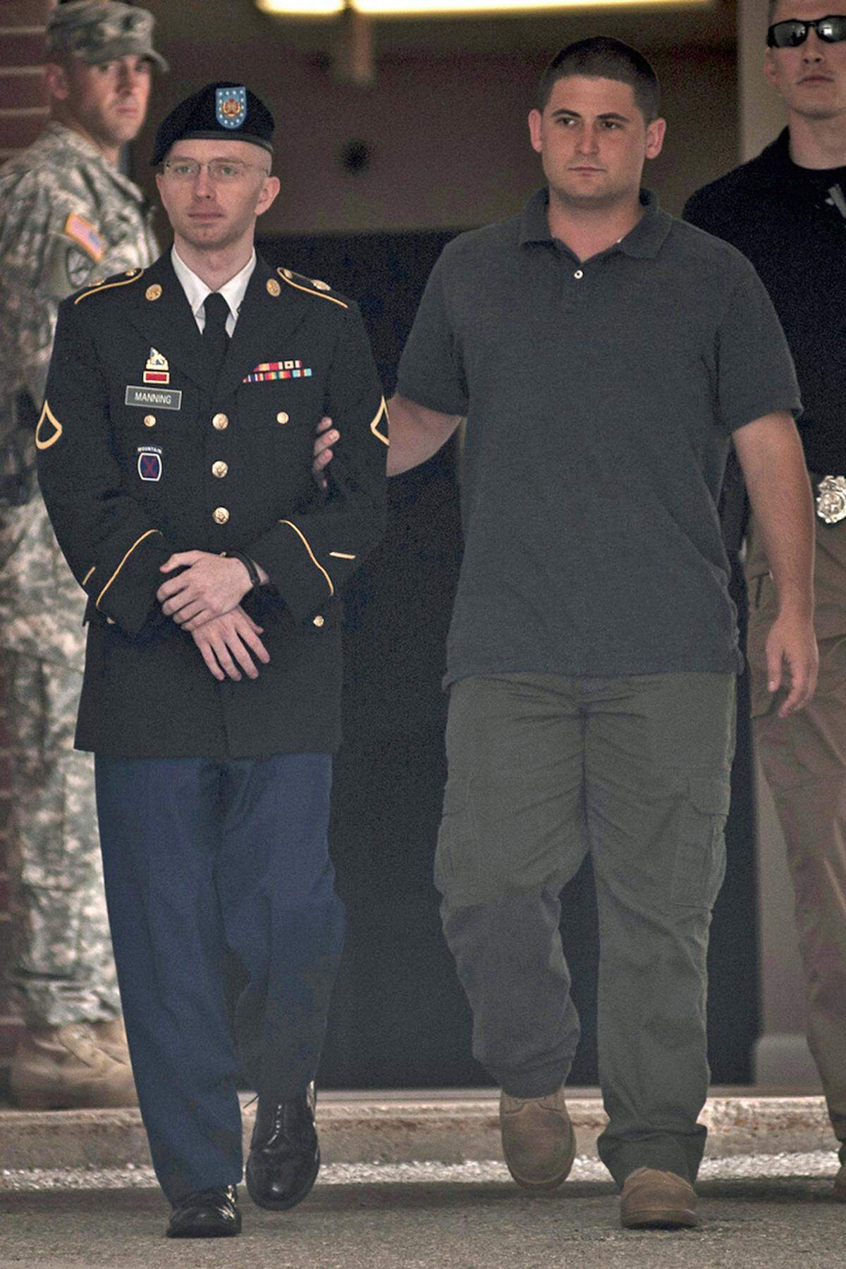 Obwohl nur Obergefreiter, erhielt Manning als Geheimdienst-Analystin Zugang zu Dokumenten der höchsten Geheimhaltungsstufe. Und Manning langte zu. Sie lud die Daten von den Servern, presste sie auf CD's und beschriftete diese unter anderem mit Lady Gaga.